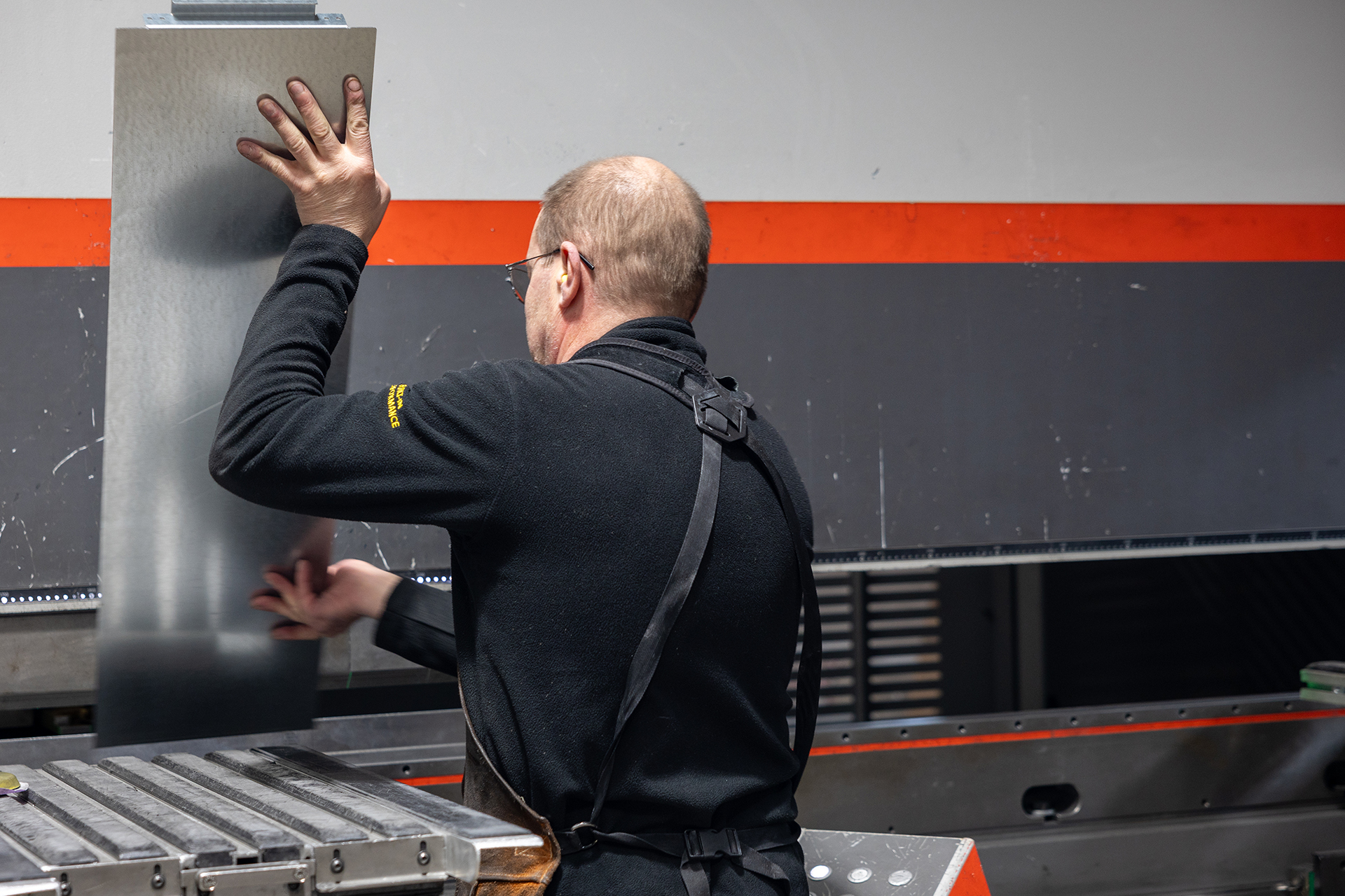 Press brake folding sheet metal