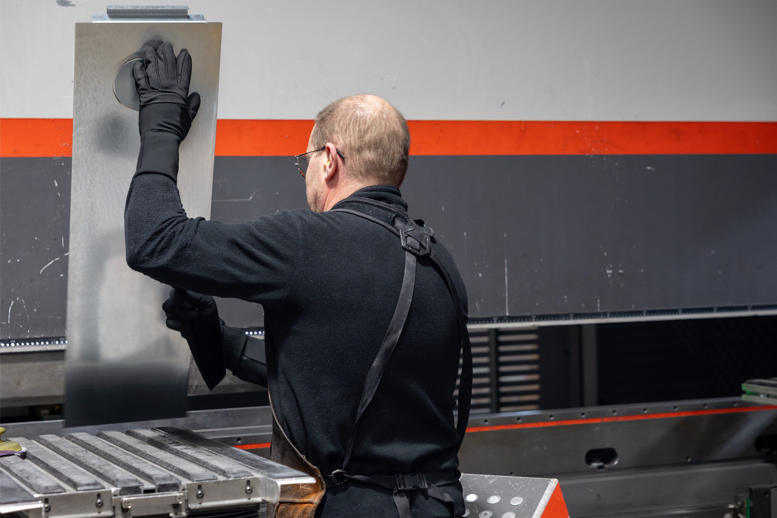 Press brake folding sheet metal